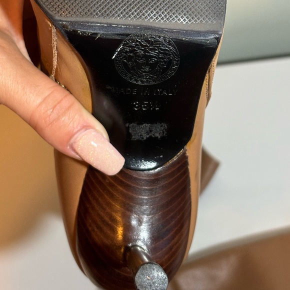 90’s Versace Leather Boots with gold heel - Picture 5 of 7
